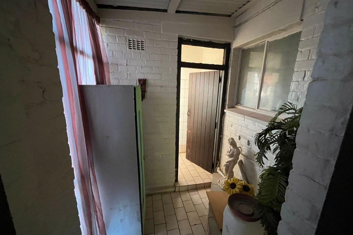 Bargain 4 Bed, extra outside rooms full of potential, Up For GRABS! Brakpan - Photo 4