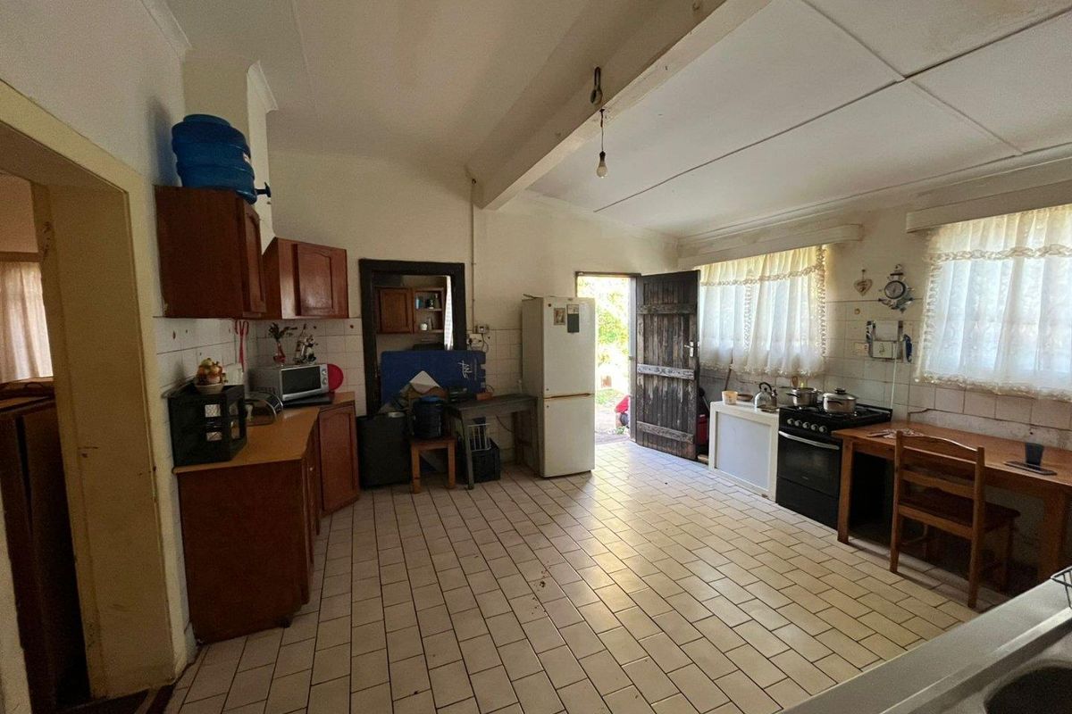 Bargain 4 Bed, extra outside rooms full of potential, Up For GRABS! Brakpan - Photo 3