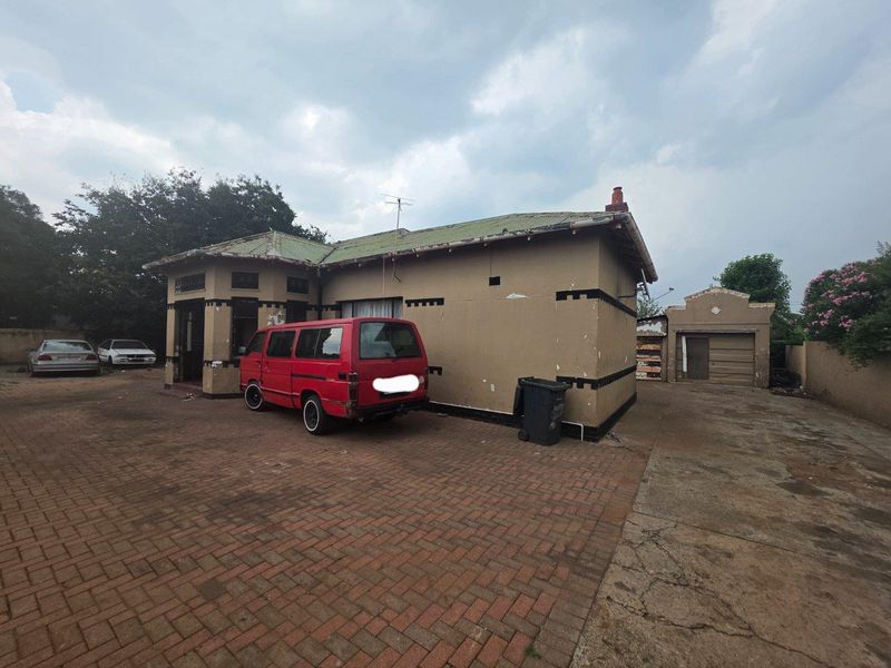 Prime Location - 5 Bedroom Fixer Upper For Sale in Brakpan - Photo 3
