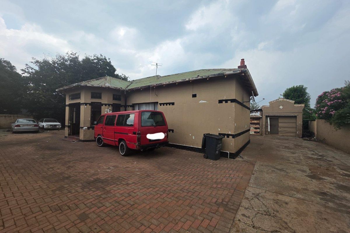 Prime Location - 5 Bedroom Fixer Upper For Sale in Brakpan - Photo 3