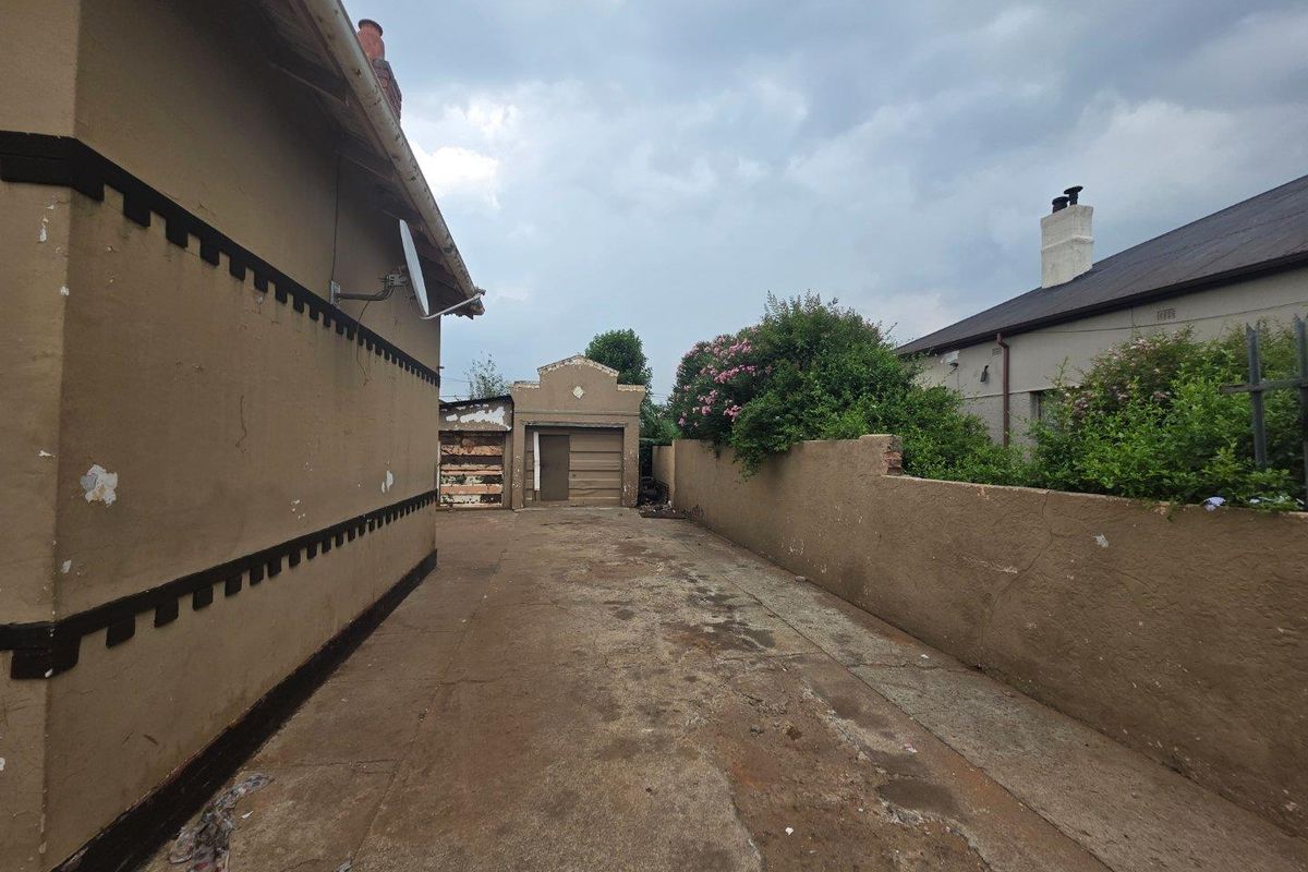 Prime Location - 5 Bedroom Fixer Upper For Sale in Brakpan - Photo 2