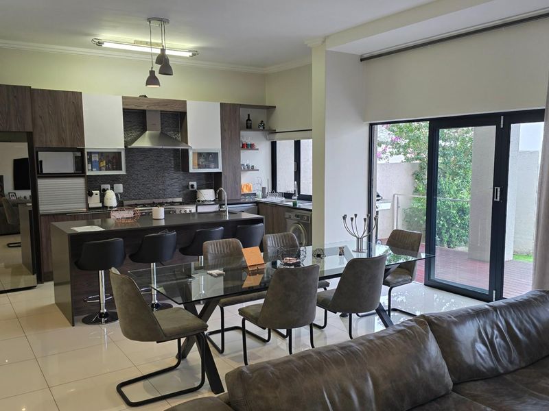 Upmarket Townhouse For Sale in Bryanston Sandton Gauteng - Photo 3