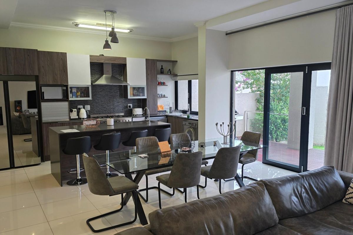 Upmarket Townhouse For Sale in Bryanston Sandton Gauteng - Photo 3