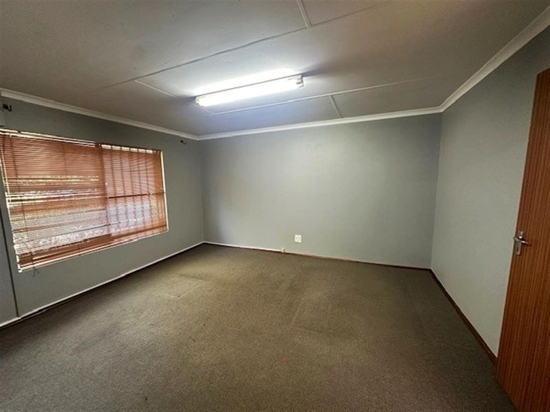 Office To Let - Photo 4