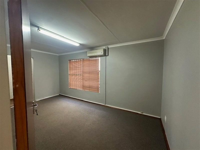 Office To Let - Photo 8