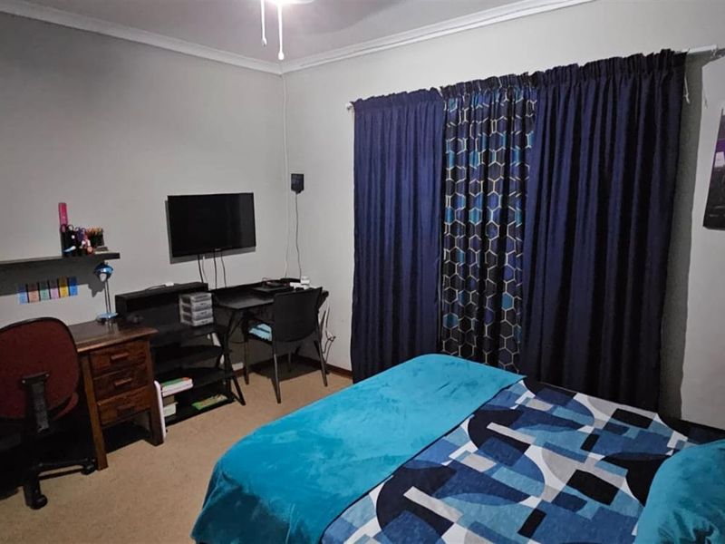 Family home in Keidebees, Upington - Photo 10