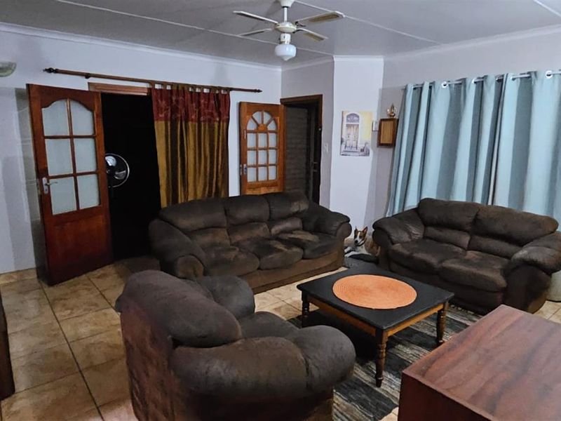 Family home in Keidebees, Upington - Photo 8