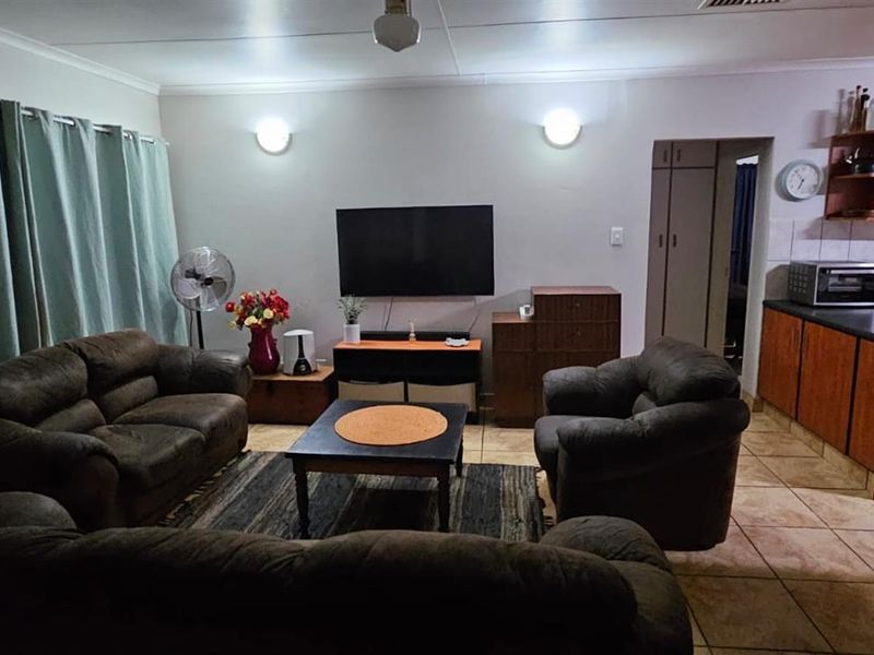 Family home in Keidebees, Upington - Photo 7