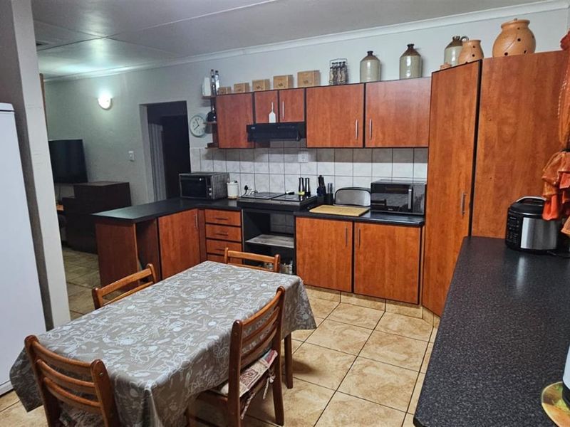 Family home in Keidebees, Upington - Photo 6