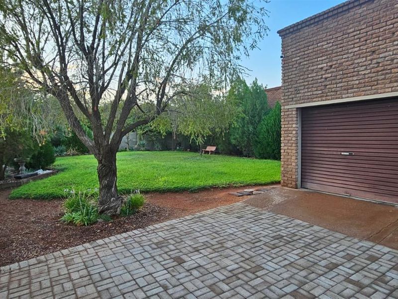 Family home in Keidebees, Upington - Photo 2