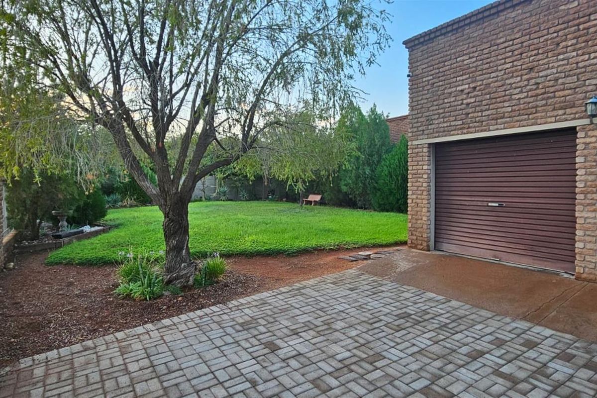 Family home in Keidebees, Upington - Photo 2