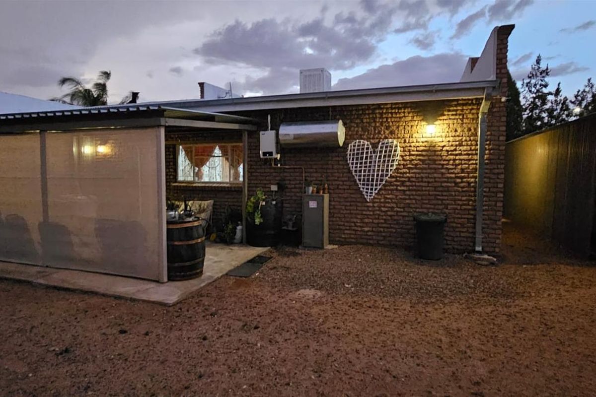 Family home in Keidebees, Upington - Photo 3