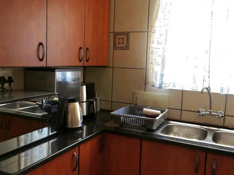 Beautiful , EXCEPTIONALLY well priced townhouse walking distance to the river - Photo 8