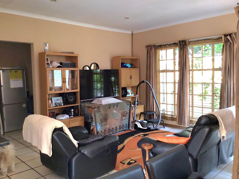 Beautiful , EXCEPTIONALLY well priced townhouse walking distance to the river - Photo 4