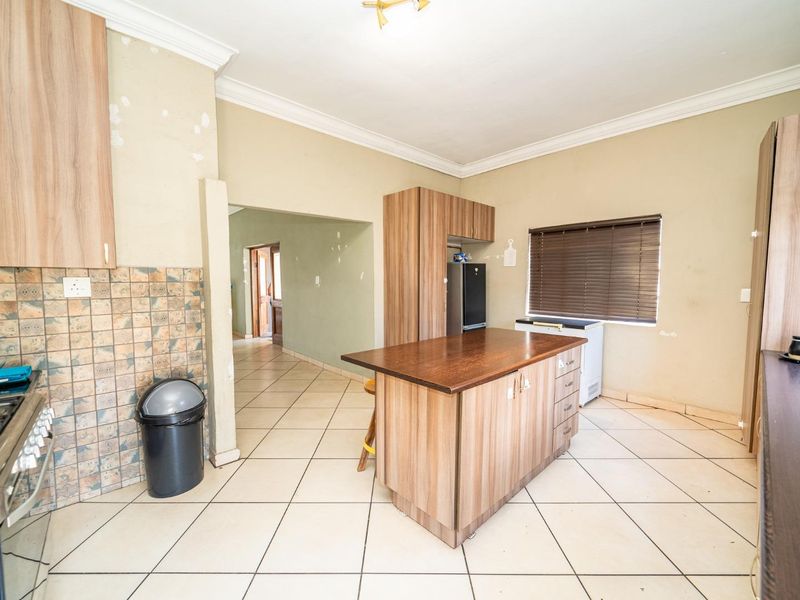 Entertainers Dream Offered at Sweet Price in Dalview- Prime Location and EXTRAS - Photo 3