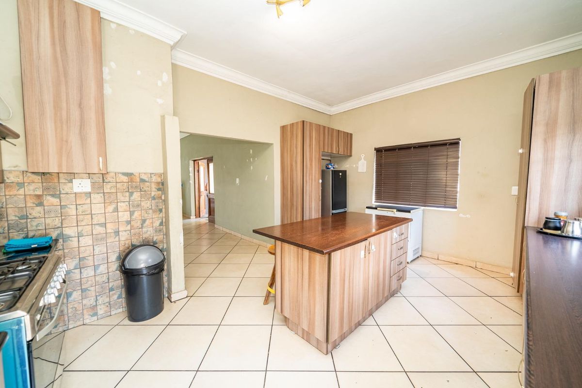 Entertainers Dream Offered at Sweet Price in Dalview- Prime Location and EXTRAS - Photo 3