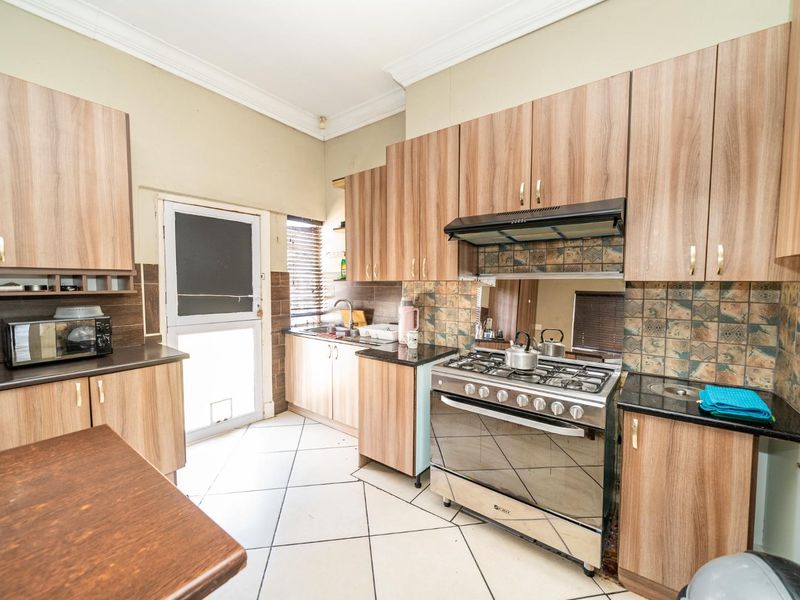 Entertainers Dream Offered at Sweet Price in Dalview- Prime Location and EXTRAS - Photo 2