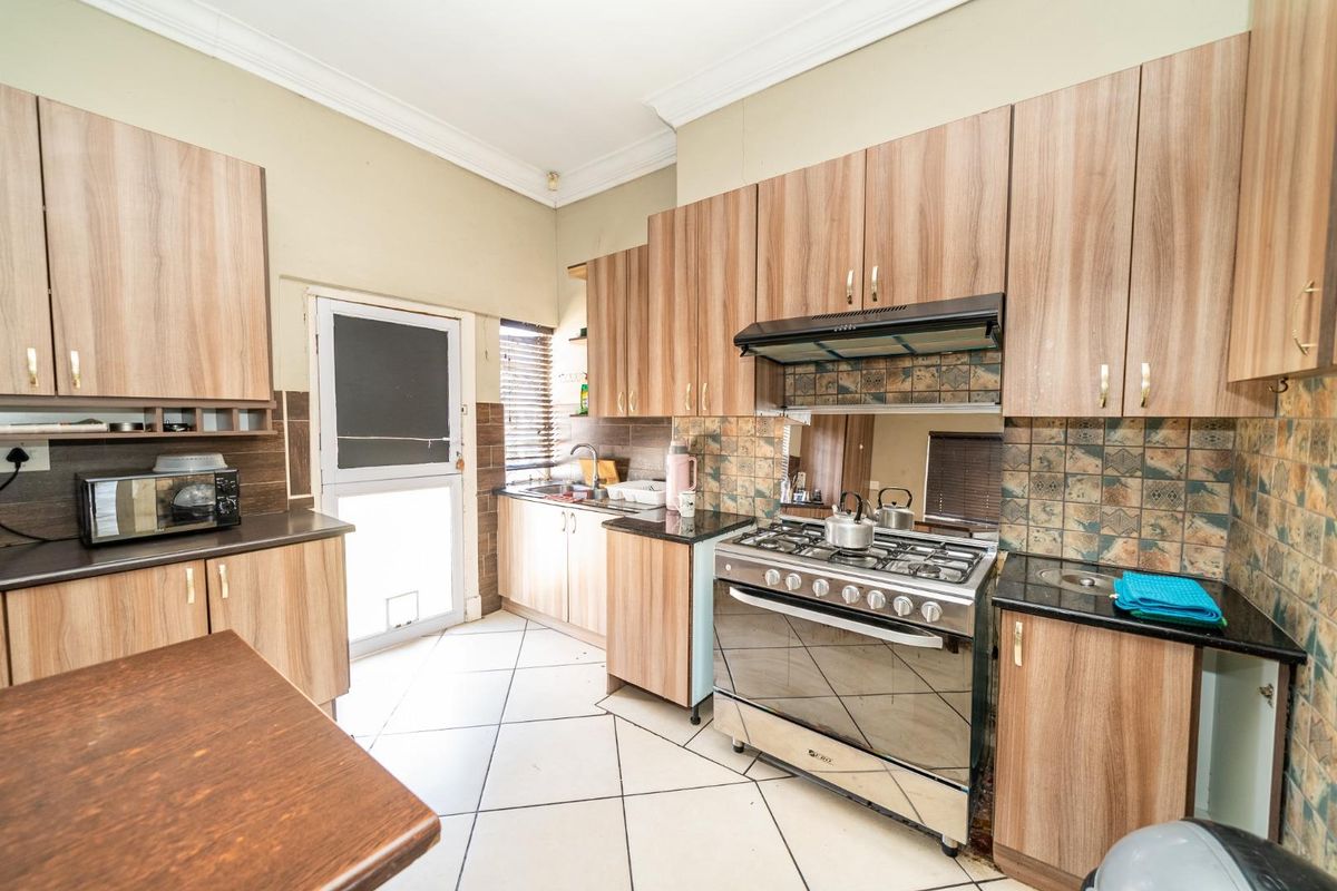 Entertainers Dream Offered at Sweet Price in Dalview- Prime Location and EXTRAS - Photo 2