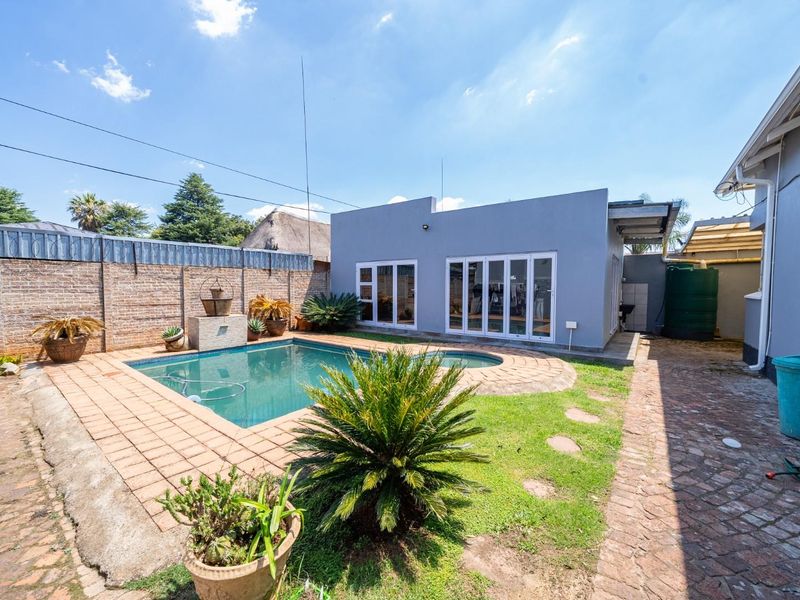 Entertainers Dream Offered at Sweet Price in Dalview- Prime Location and EXTRAS - Photo 6