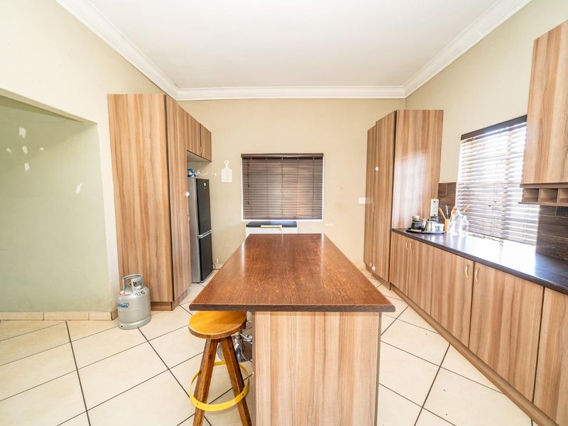 Entertainers Dream Offered at Sweet Price in Dalview- Prime Location and EXTRAS - Photo 4