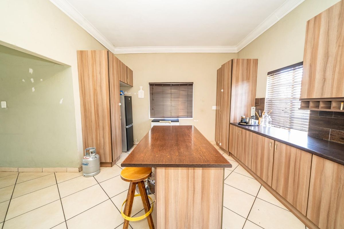 Entertainers Dream Offered at Sweet Price in Dalview- Prime Location and EXTRAS - Photo 4