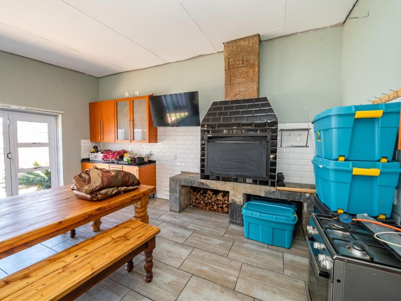 Entertainers Dream Offered at Sweet Price in Dalview- Prime Location and EXTRAS - Photo 10