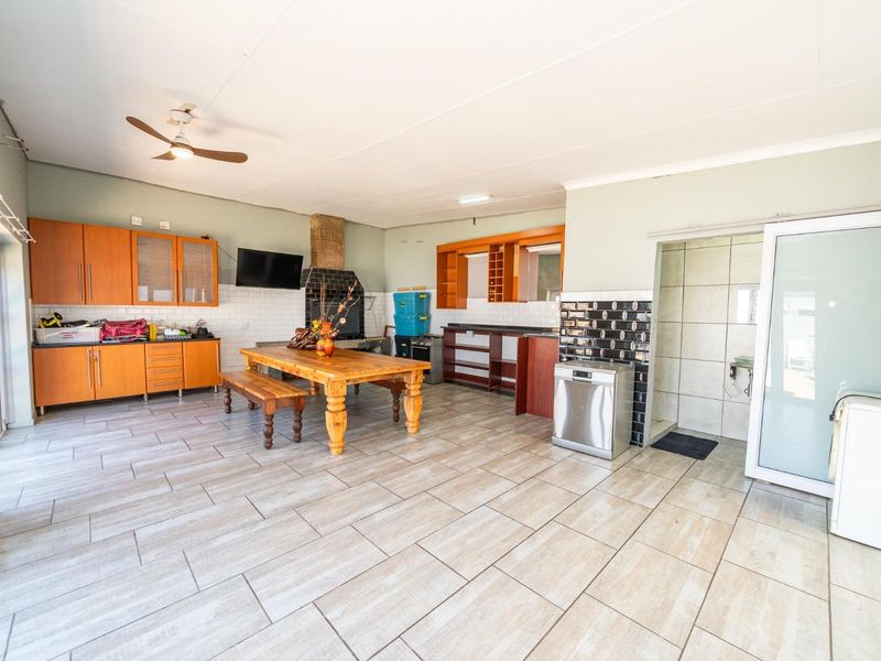 Entertainers Dream Offered at Sweet Price in Dalview- Prime Location and EXTRAS - Photo 9