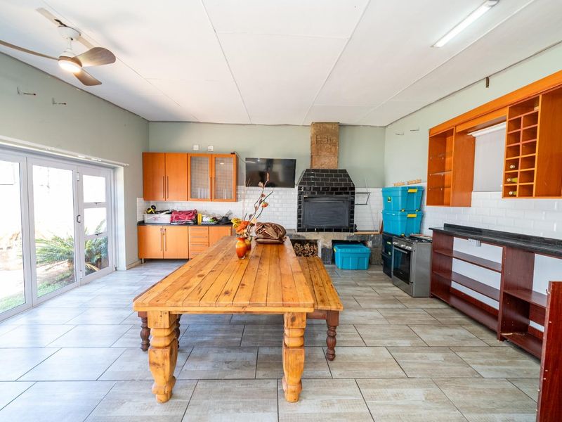 Entertainers Dream Offered at Sweet Price in Dalview- Prime Location and EXTRAS - Photo 8