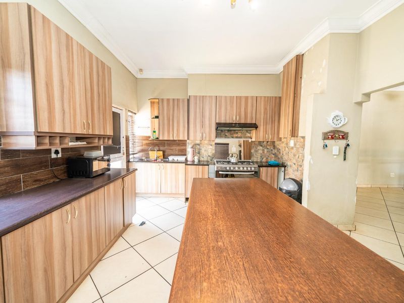 Entertainers Dream Offered at Sweet Price in Dalview- Prime Location and EXTRAS - Photo 5