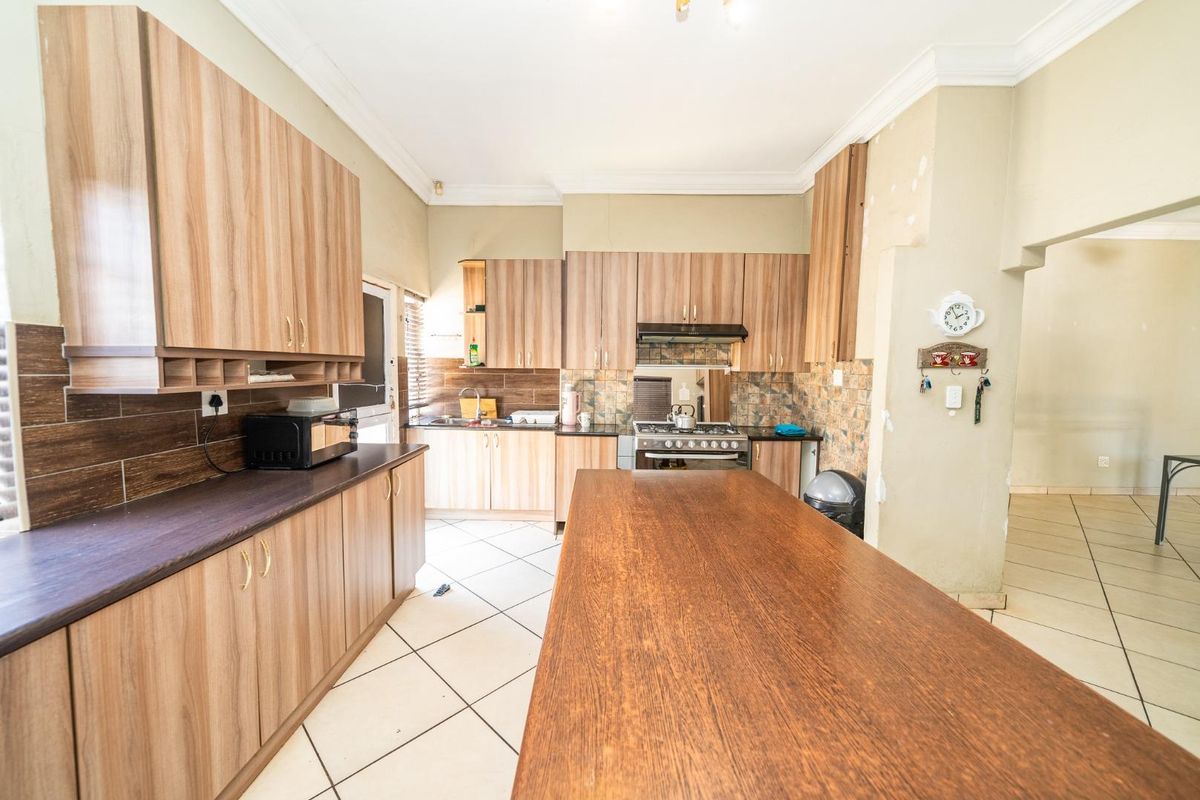 Entertainers Dream Offered at Sweet Price in Dalview- Prime Location and EXTRAS - Photo 5