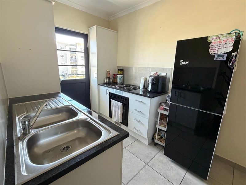 Very Neat 2-Bedroom Apartment For Sale In Parklands - Photo 5