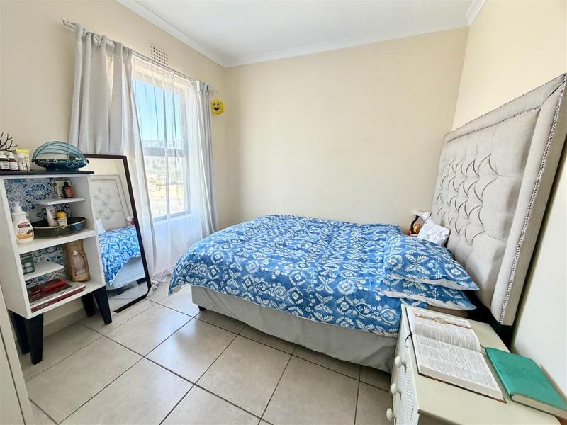 Very Neat 2-Bedroom Apartment For Sale In Parklands - Photo 2