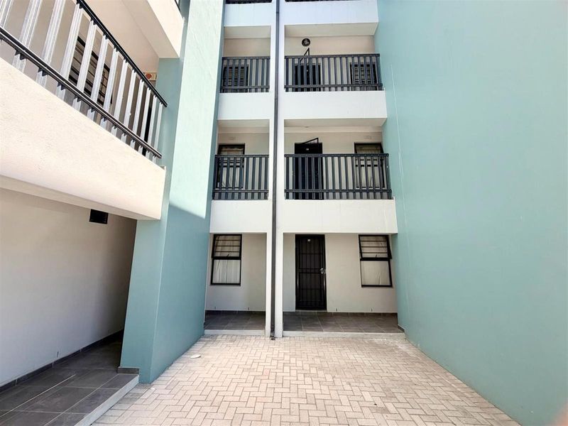 Very Neat 2-Bedroom Apartment For Sale In Parklands - Photo 10