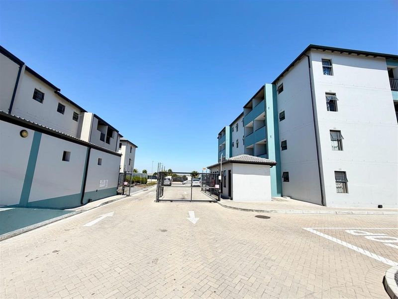 Very Neat 2-Bedroom Apartment For Sale In Parklands - Photo 7