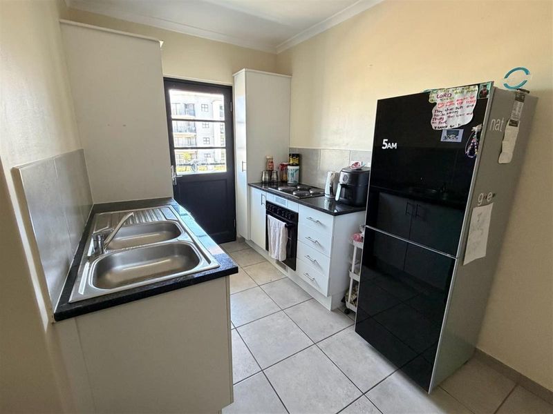 Very Neat 2-Bedroom Apartment For Sale In Parklands - Photo 6