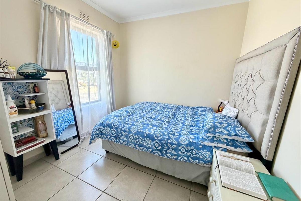 Very Neat 2-Bedroom Apartment For Sale In Parklands - Photo 2