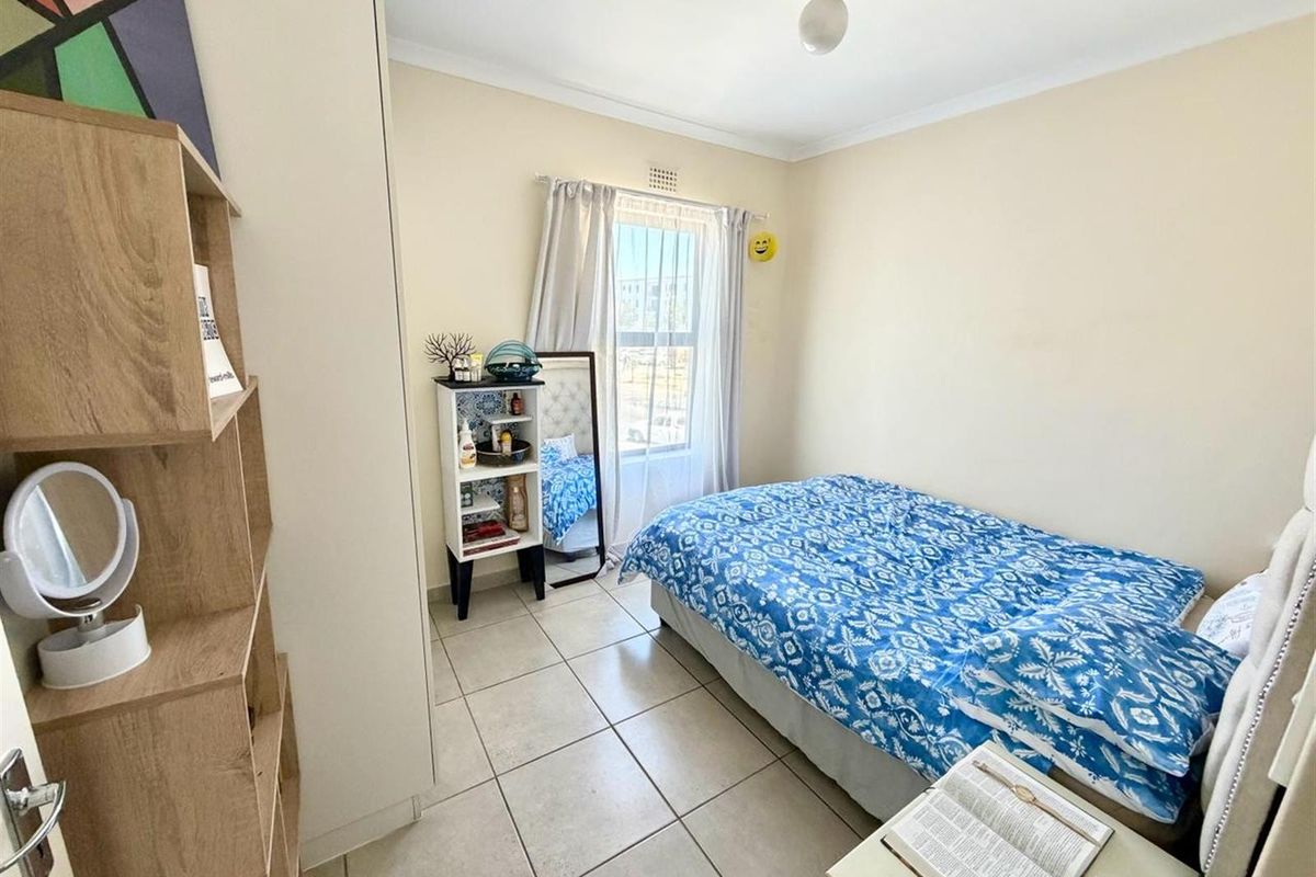 Very Neat 2-Bedroom Apartment For Sale In Parklands - Photo 4