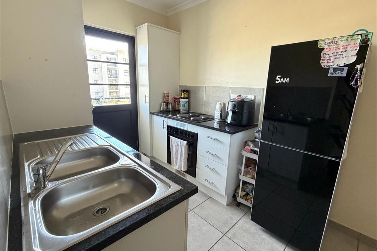 Very Neat 2-Bedroom Apartment For Sale In Parklands - Photo 5
