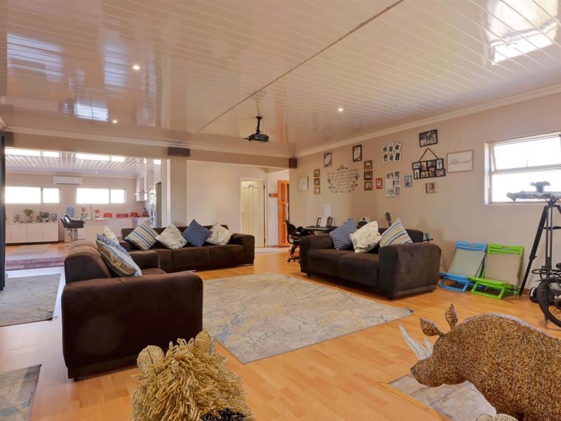 Elegant Country Living Overlooking the Golf Course in Darling! - Photo 2