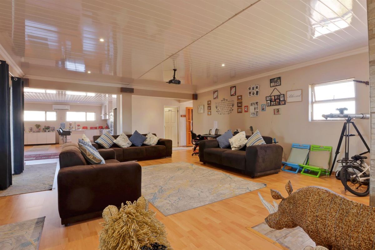 Elegant Country Living Overlooking the Golf Course in Darling! - Photo 2