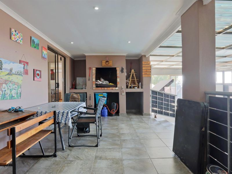 Elegant Country Living Overlooking the Golf Course in Darling! - Photo 10