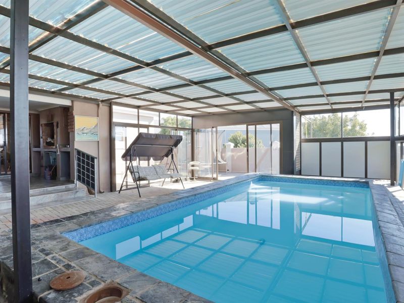 Elegant Country Living Overlooking the Golf Course in Darling! - Photo 9