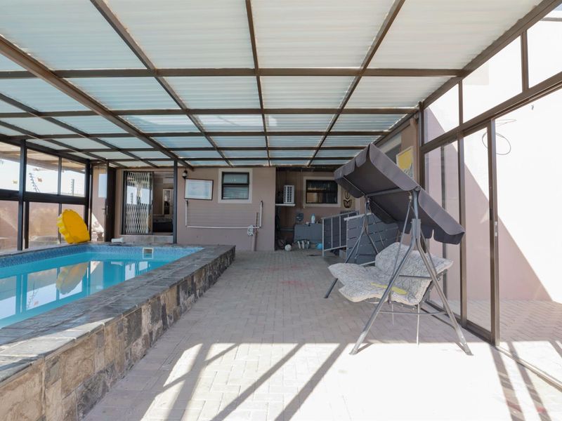 Elegant Country Living Overlooking the Golf Course in Darling! - Photo 8