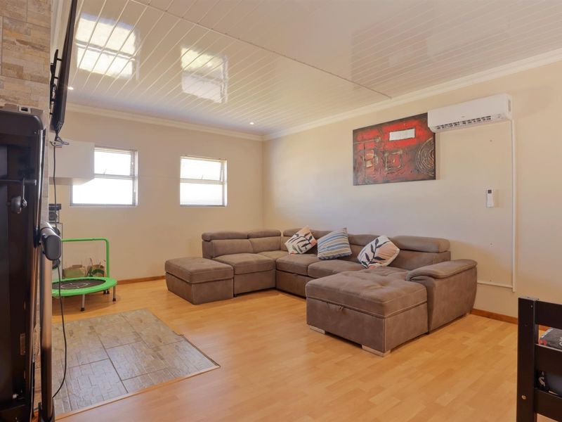 Elegant Country Living Overlooking the Golf Course in Darling! - Photo 5