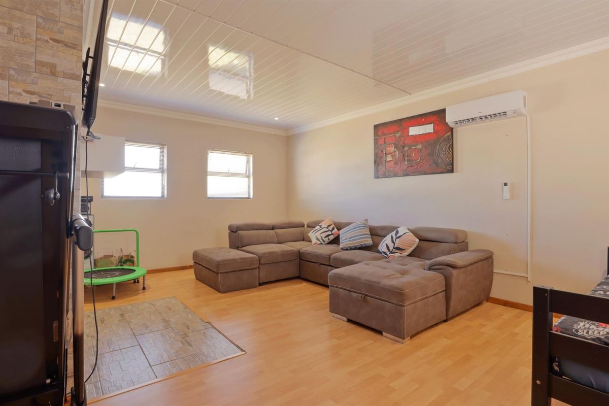 Elegant Country Living Overlooking the Golf Course in Darling! - Photo 5