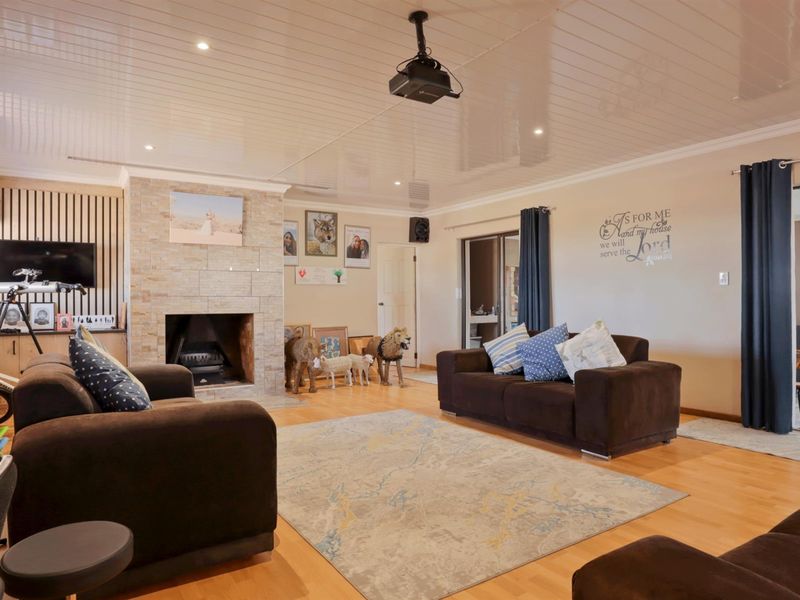 Elegant Country Living Overlooking the Golf Course in Darling! - Photo 4