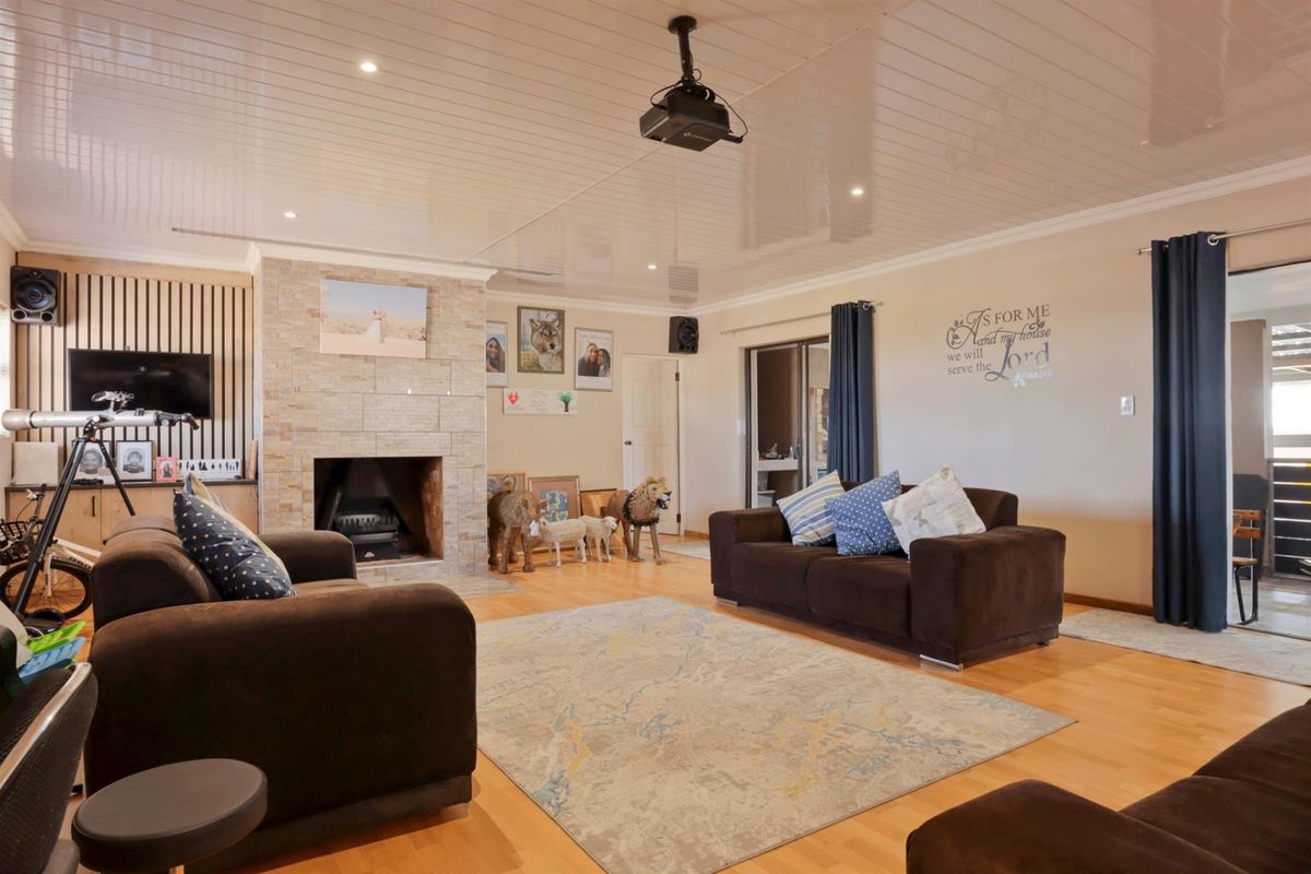 Elegant Country Living Overlooking the Golf Course in Darling! - Photo 4