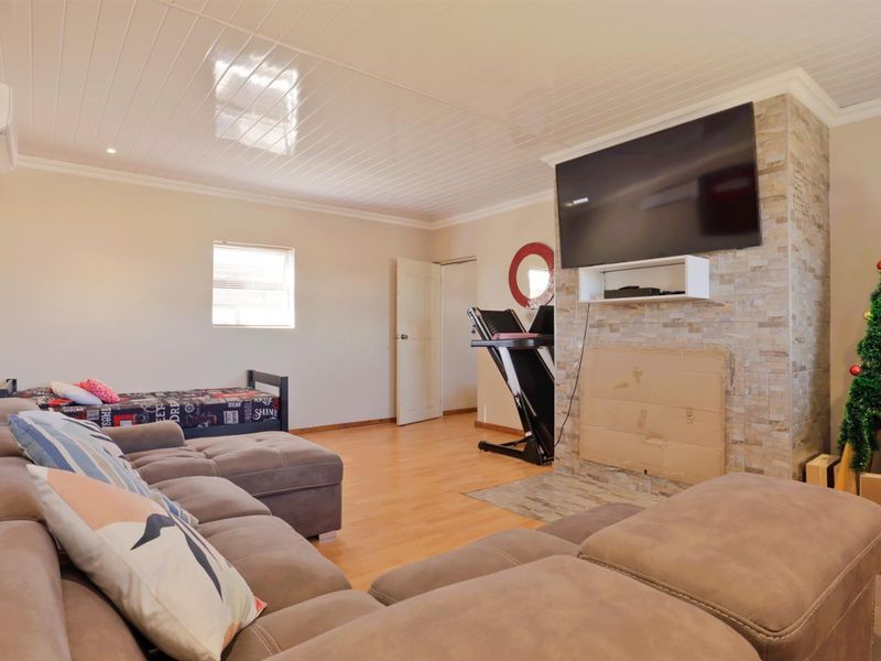 Elegant Country Living Overlooking the Golf Course in Darling! - Photo 6