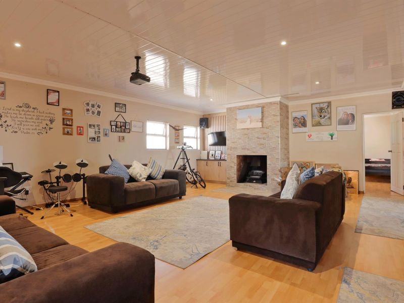 Elegant Country Living Overlooking the Golf Course in Darling! - Photo 3