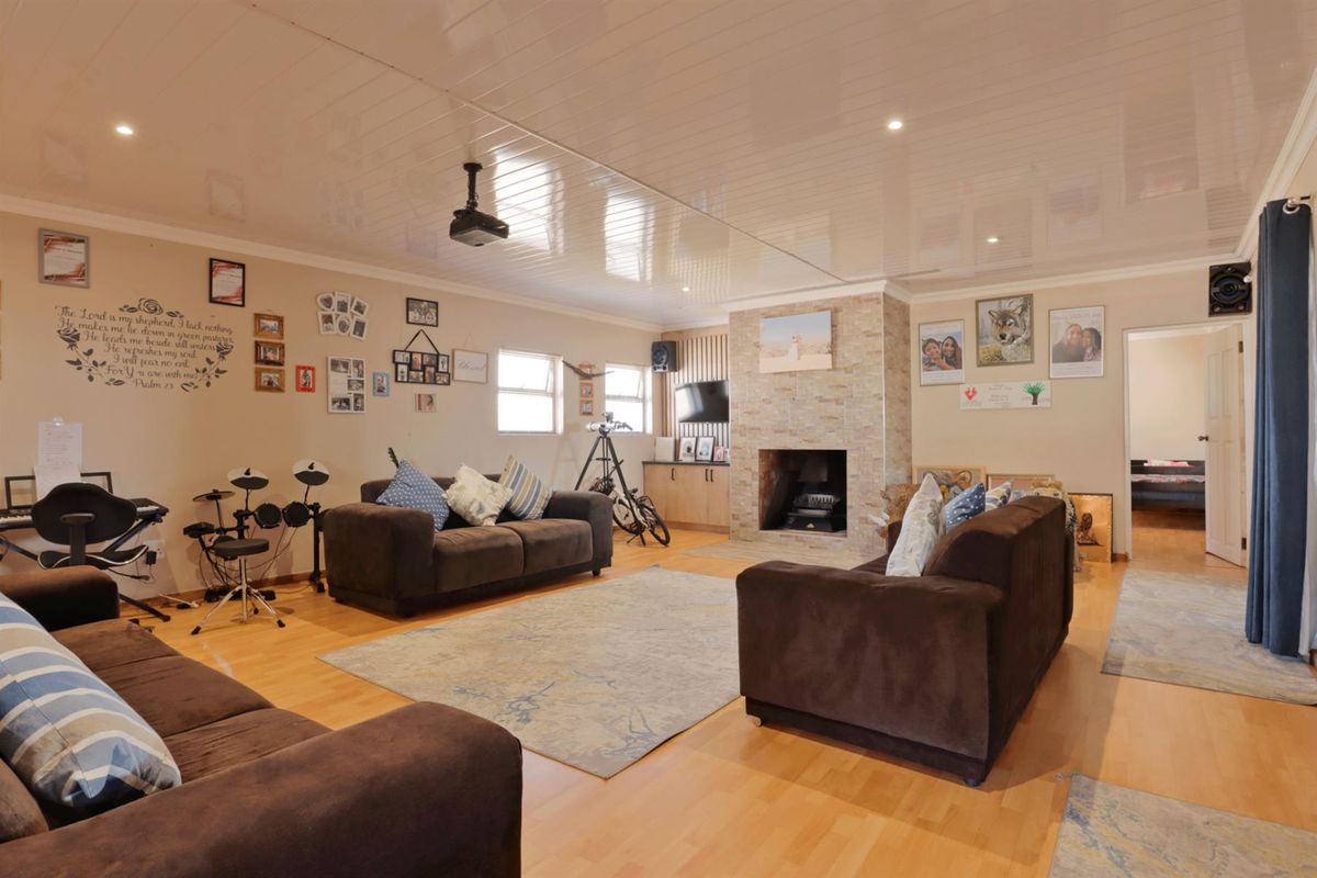 Elegant Country Living Overlooking the Golf Course in Darling! - Photo 3